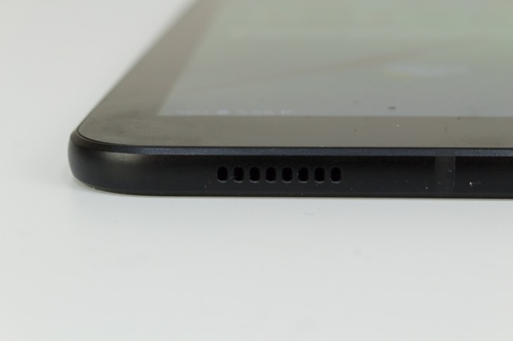 Samsung Galaxy Tab S3, вид сверху, вблизи на левый динамик