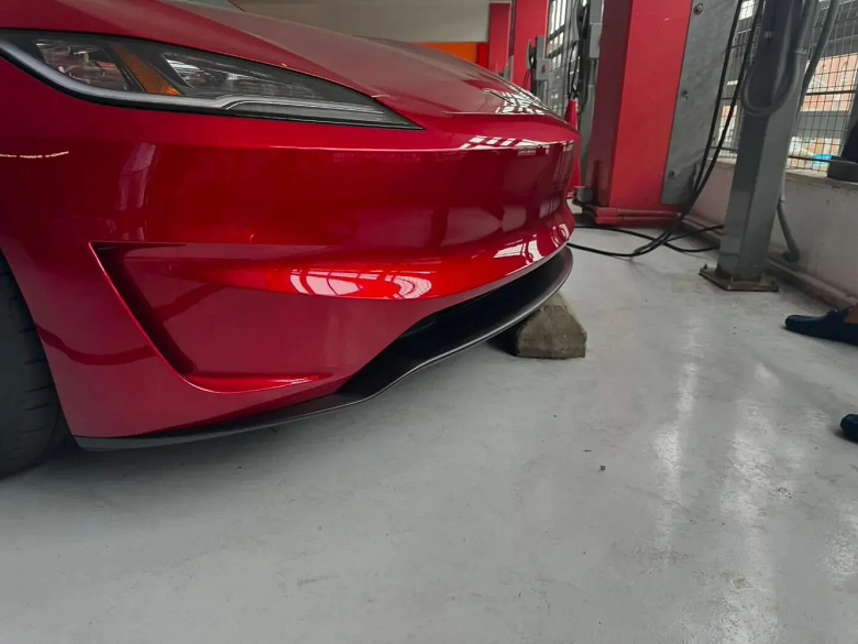 Совершенно новую Tesla Model 3 Ludicrous показали со всех сторон