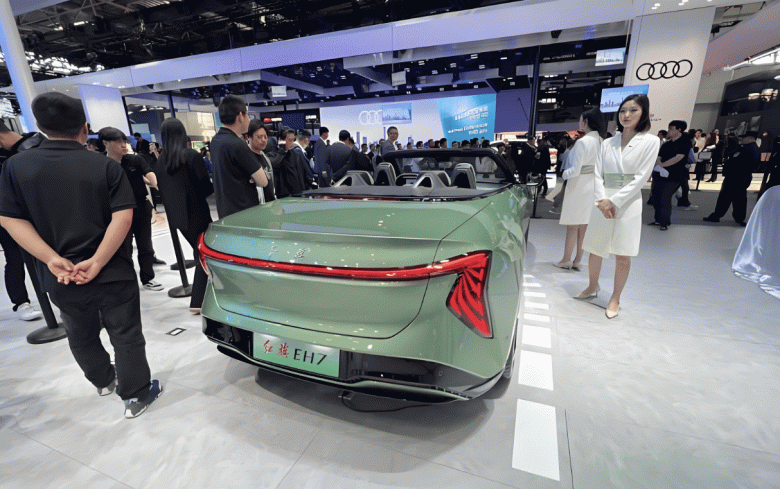 Премиальный седан превратился в очень быстрый кабриолет: представлен новый Hongqi EH7