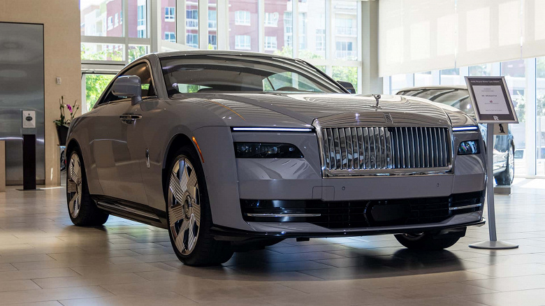 Миллиардер купил сразу два первых Rolls-Royce Spectre, чтобы подольше оставаться эксклюзивным владельцем