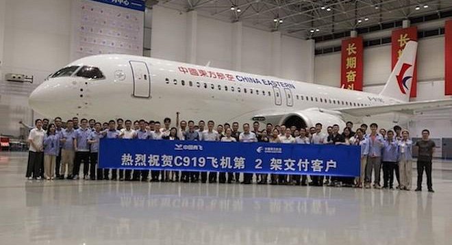 Китайский самолёт COMAC C919 не конкурент авиалайнерам Boeing и Airbus. В C919 много американских деталей, и из-за этого буксует производство