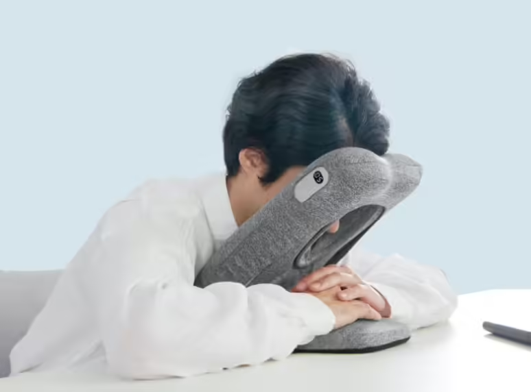 Японцы придумали послеобеденную подушку для сна прямо за столом в офисе со встроенным будильником